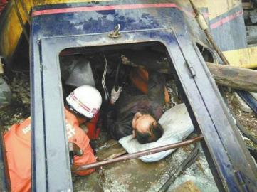 鏟車(chē)倒扣菜地中 消防官兵用千斤頂救人